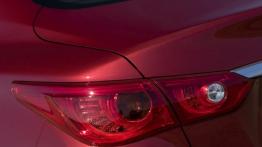 Infiniti Q50 2.0 Turbo (2014) - lewy tylny reflektor - wyłączony