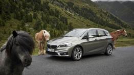 BMW 225i Active Tourer (2014) - lewy bok