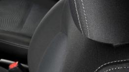 Nissan Micra K13 Facelifting (2013) - zagłówek na fotelu kierowcy, widok z przodu