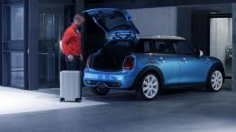 Mini Cooper S 2014 - wersja 5-drzwiowa - tył - bagażnik otwarty
