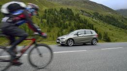 BMW 225i Active Tourer (2014) - lewy bok