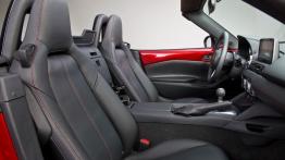 Mazda MX-5 IV (2015) - widok ogólny wnętrza z przodu