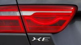 Jaguar XE 2.0d Ammonite Grey (2015) - emblemat