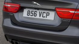 Jaguar XE 2.0d Ammonite Grey (2015) - tył - bagażnik zamknięty