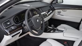 BMW serii 5 Gran Turismo F07 Facelifting (2014) - widok ogólny wnętrza z przodu