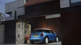 Mini Cooper S 2014 - wersja 5-drzwiowa - widok z tyłu