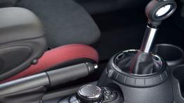 Mini John Cooper Works 2015 - tunel środkowy między fotelami