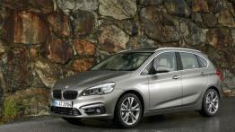 BMW 225i Active Tourer (2014) - lewy bok