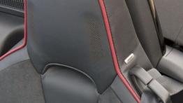 Mazda MX-5 IV Soul Red (2015) - zagłówek na fotelu kierowcy, widok z przodu