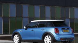 Mini Cooper S 2014 - wersja 5-drzwiowa - widok z tyłu