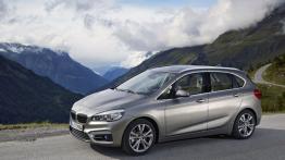 BMW 225i Active Tourer (2014) - lewy bok