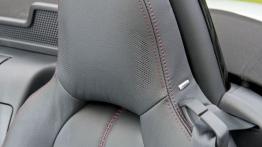 Mazda MX-5 IV White (2015) - zagłówek na fotelu kierowcy, widok z przodu