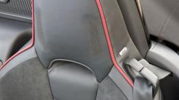 Mazda MX-5 IV Soul Red (2015) - zagłówek na fotelu kierowcy, widok z przodu