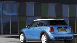 Mini Cooper S 2014 - wersja 5-drzwiowa - widok z tyłu
