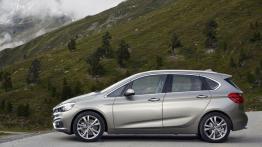 BMW 225i Active Tourer (2014) - lewy bok