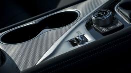 Infiniti Q50 2.0 Turbo (2014) - tunel środkowy między fotelami