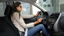 Nissan Micra K13 Facelifting (2013) - widok ogólny wnętrza z przodu