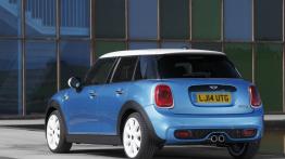 Mini Cooper S 2014 - wersja 5-drzwiowa - widok z tyłu