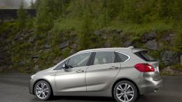 BMW 225i Active Tourer (2014) - lewy bok