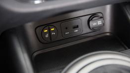 Kia Sportage III Facelifting (2014) - gniazda multimedialne w konsoli środkowej