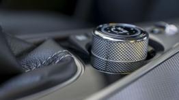 Infiniti Q50 2.0 Turbo (2014) - pokrętło na tunelu środkowym