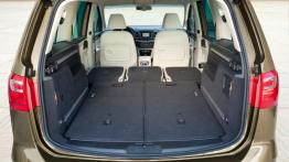 Seat Alhambra 2011 - tylna kanapa złożona, widok z bagażnika
