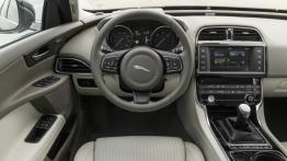 Jaguar XE 2.0d Ammonite Grey (2015) - kokpit
