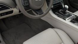 Jaguar XE 2.0d Ammonite Grey (2015) - kokpit