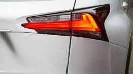 Lexus NX 300h (2014) - prawy tylny reflektor - włączony