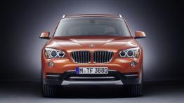 BMW X1 Facelifting - przód - reflektory włączone
