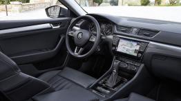 Skoda Superb III (2015) - widok ogólny wnętrza z przodu