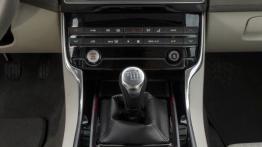 Jaguar XE 2.0d Ammonite Grey (2015) - konsola środkowa