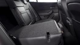 Chevrolet Malibu 2013 - tylna kanapa złożona, widok z boku
