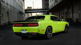 Dodge Challenger SRT Hellcat (2015) - widok z tyłu
