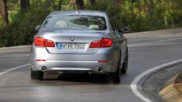 BMW serii 5 ActiveHybrid - tył - reflektory włączone