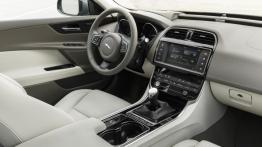 Jaguar XE 2.0d Ammonite Grey (2015) - widok ogólny wnętrza z przodu