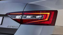 Skoda Superb III (2015) - prawy tylny reflektor - włączony