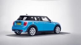 Mini Cooper S 2014 - wersja 5-drzwiowa - tył - reflektory włączone