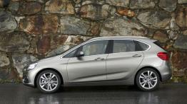 BMW 225i Active Tourer (2014) - lewy bok