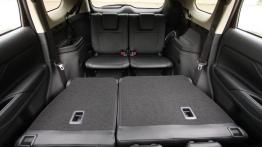 Mitsubishi Outlander III - tylna kanapa złożona, widok z boku