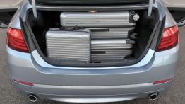 BMW serii 5 ActiveHybrid - tył - bagażnik otwarty
