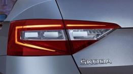 Skoda Superb III (2015) - lewy tylny reflektor - włączony