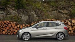BMW 225i Active Tourer (2014) - lewy bok