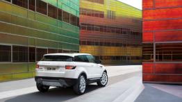 Range Rover Evoque - wersja 3-drzwiowa - tył - reflektory włączone