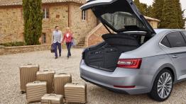 Skoda Superb III (2015) - tył - bagażnik otwarty