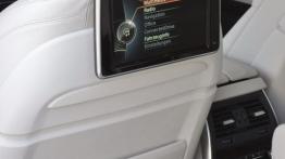 BMW serii 5 Gran Turismo F07 Facelifting (2014) - ekran systemu multimedialnego w fotelu