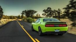 Dodge Challenger SRT Hellcat (2015) - widok z tyłu