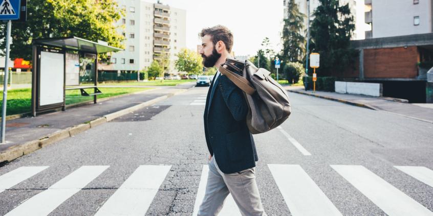 Pieszy poza pasami nie zawsze ma pierwszeństwo. Wielu kierowców wciąż się myli