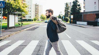 Pieszy poza pasami nie zawsze ma pierwszeństwo. Wielu kierowców wciąż się myli