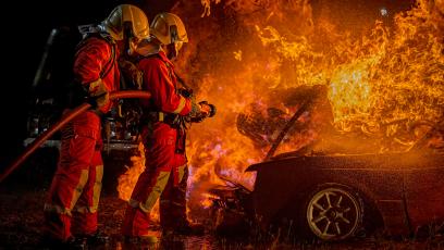 Samochody spalinowe palą się częściej niż elektryczne. Raport PSNM obala popularny mit